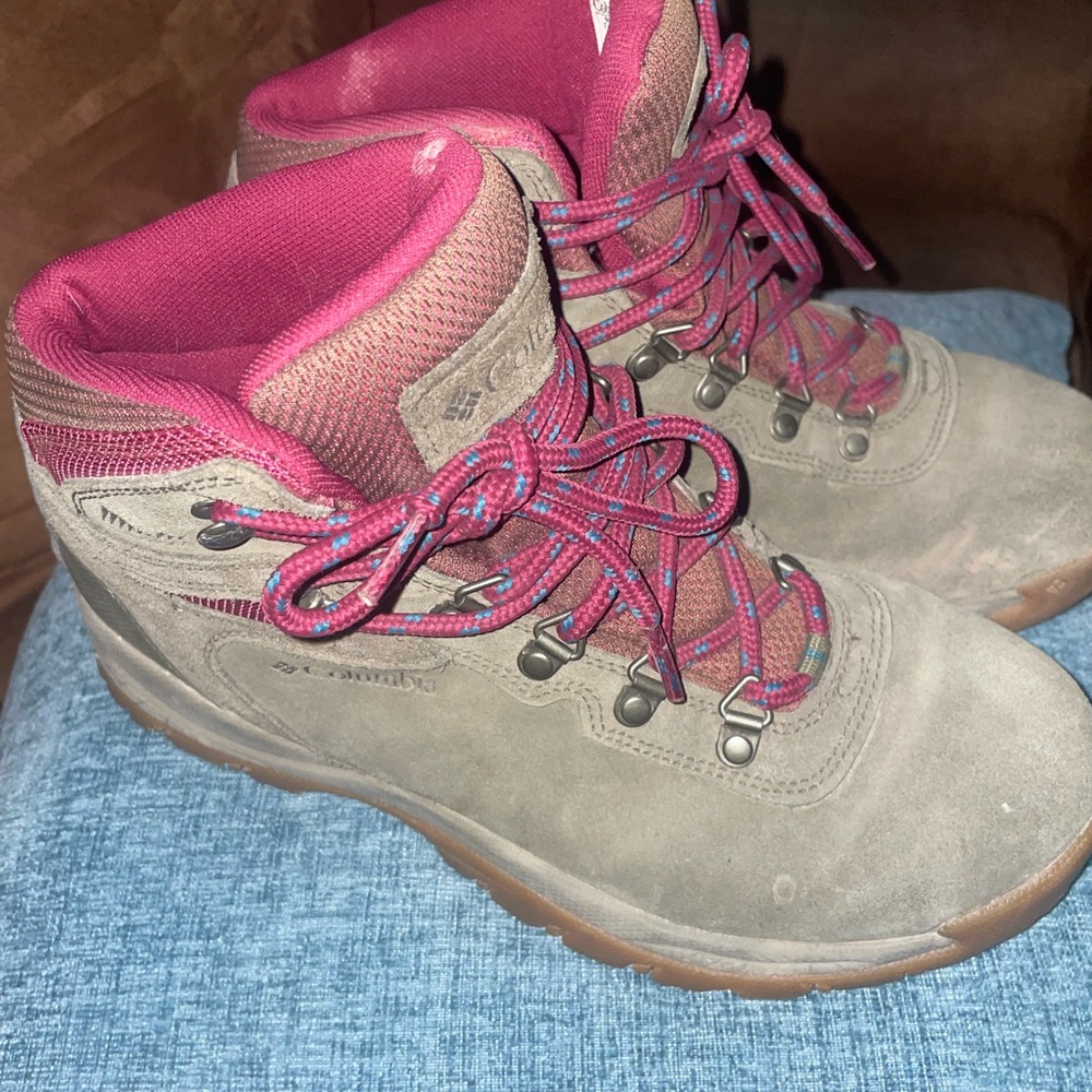 Columbia!!! Women's Hiking Boots - Brown and Pink
